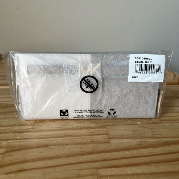 Michael Kors Wallet🎈🎈 - Picture 8 of 8